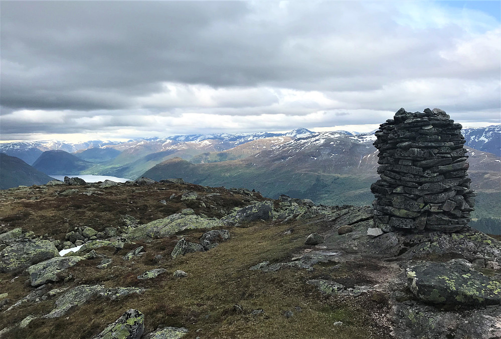 Ifrå Tindefjellet, med syn mot Jølstrafjell og vatn.