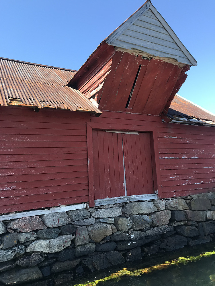 Lørdag idag! Ein tur først innom den lokale kjøpmann å kjøpe is ved Rognaldsvåg/Reksta