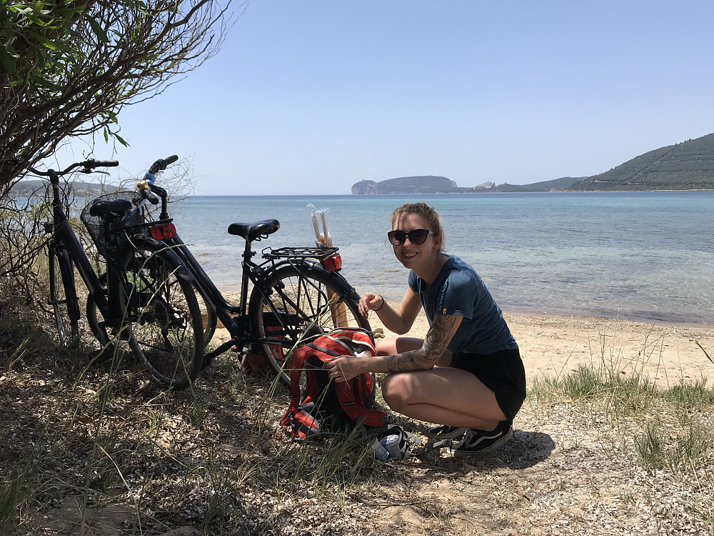 Velfortjent siesta litt over halvegs :) Målet Capo Caccia, fjellet og grottene i sikte :) 35 + Det var ikkje så veldig mange syklistar å sjå, tommler opp fekk vi undrevegs :)  
