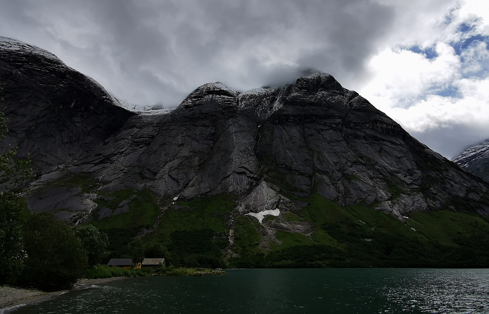 Juli stemning i Kjøsnesfjorden mot vakre og steile Sygnesandsnipa 1548 moh /Jølster. 18 varmegrader i sola og nysnø på toppane. 