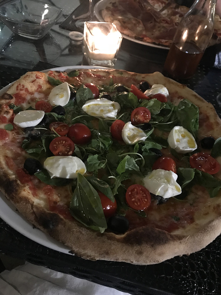 Dagen måtte selfølgelig avsluttast med Pizza på Italiensk vis! Den smakte himmelsk med masse oliven :)  