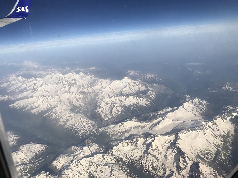 På tilbaketur var det eit vakkert skue å sjå Alpene med Matterhorn og Mont Blanc 