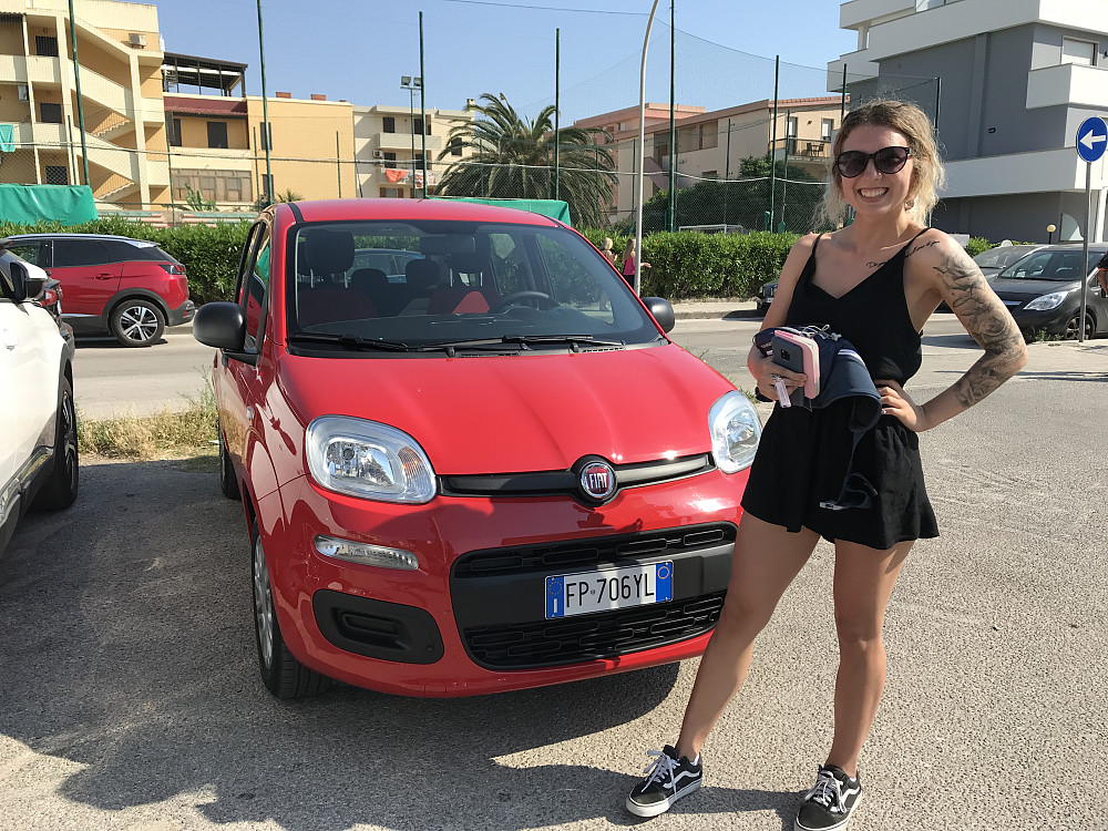 Leigebil måtte til og det i eit litt anna kaliber enn det ein er vant med! Det vart ein Fiat Panda med ein rødfarge som likna ein Ferrari om ikkje anna :) 