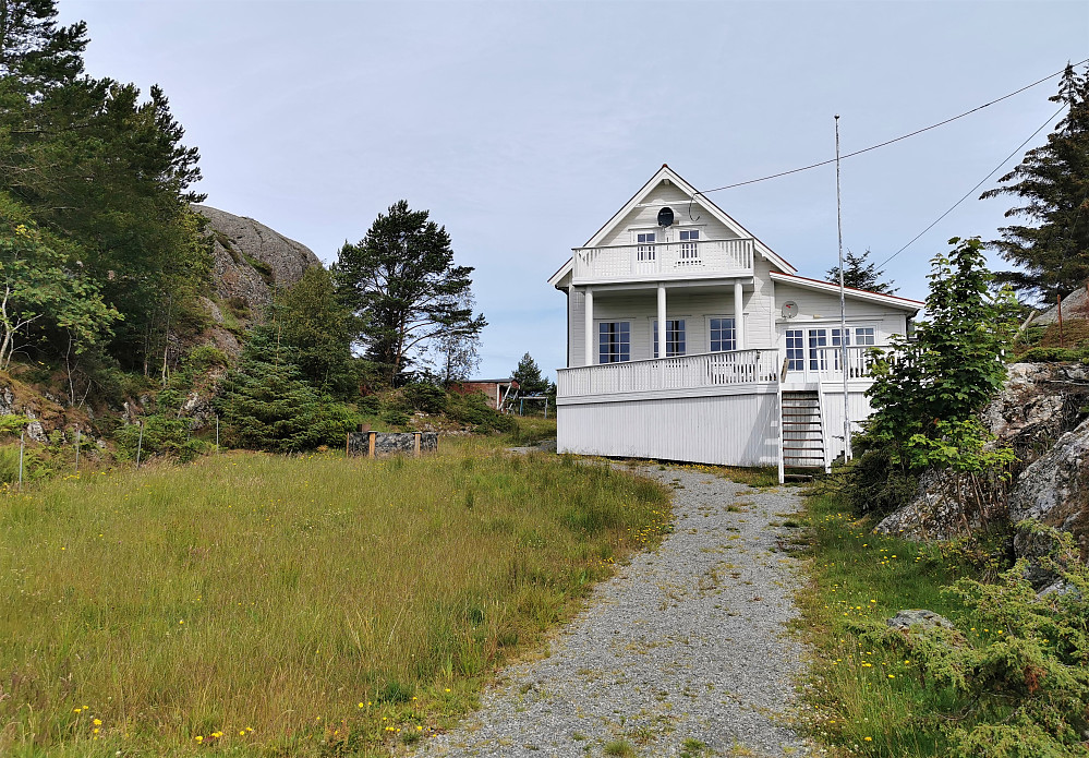 Det gamle skulehuset er litt over 100 år og er nyoppussa av ein møring. Han eig det som feriehus. Vi var 11 elevar på det meste og tre på det minste. Det var nok ein god del fleire elever i den tid det var bygt.