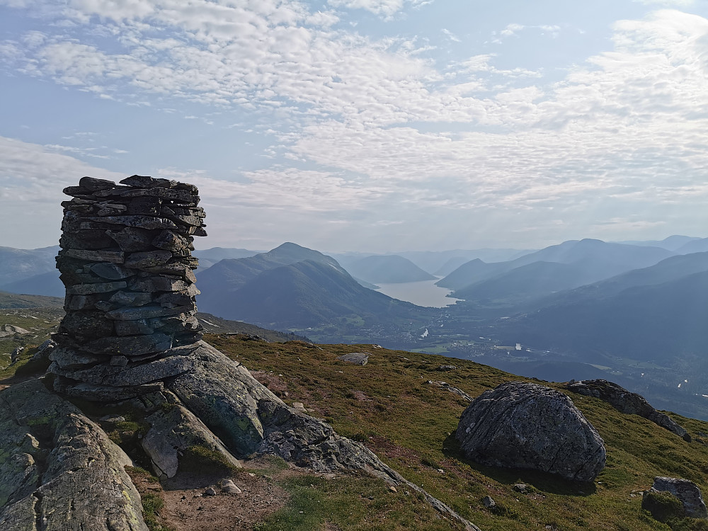 Nydelig morgenstund ifrå Eikåsnipa med flott skue mot Jølstravatnet og Jølstrafjella.