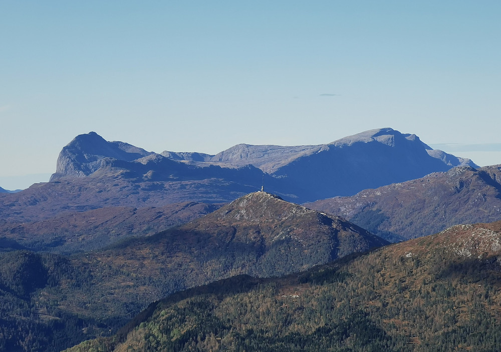 Ifrå Halvgjerda 856 moh/Jølster med Hafstadfjellet 706 m/Førde midt i bildet. Kvamshesten/Storehesten 1209 moh/ Gaular og Blægja 1305 moh Askvoll & Gaular