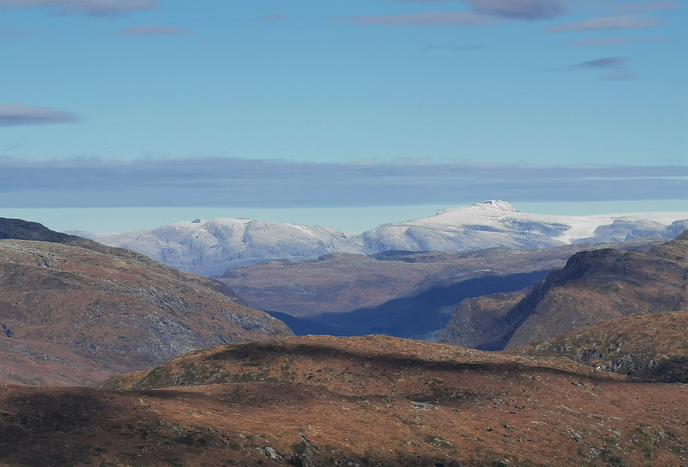 Ifrå Halvgjerda 856 moh/Jølster mot eit mektig og nydelig syn til Gjegnen/Blånibba 1670 moh ved Gjegnalundsbreen