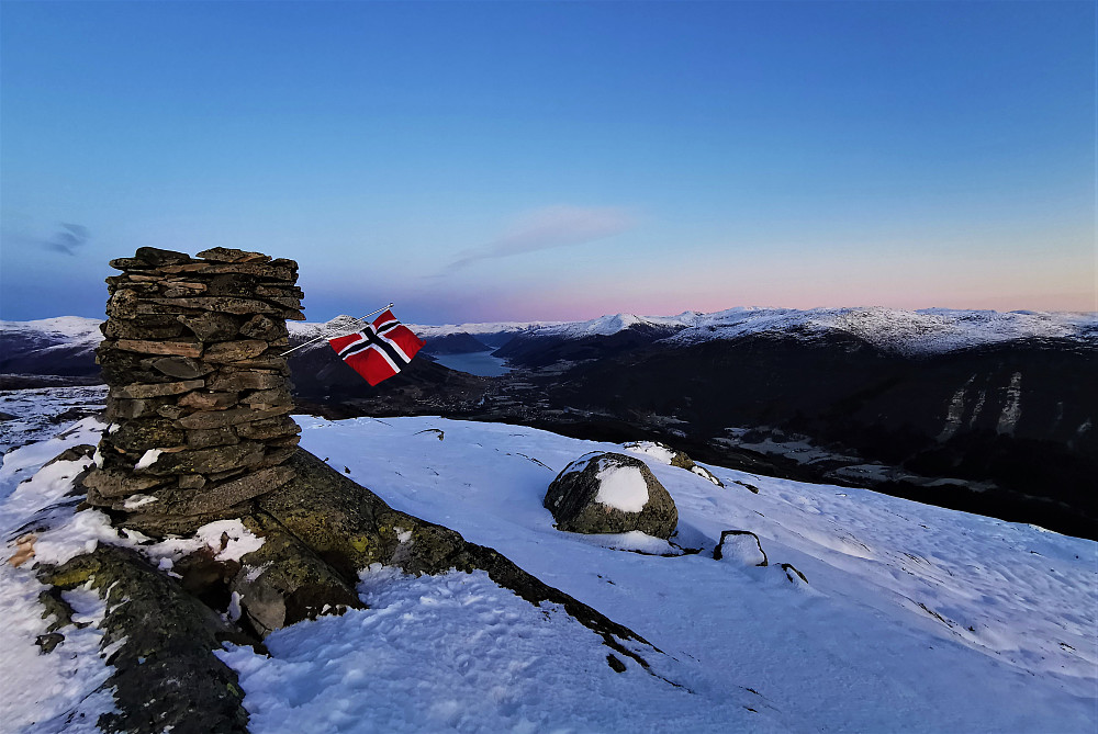 Ei stille stund ifrå Eikåsnipa mot Jølstravatnet og med såra etter dei heftige rasa ifrå Halvgjerda og ned til gardstuna ved Slåtten/Eikås