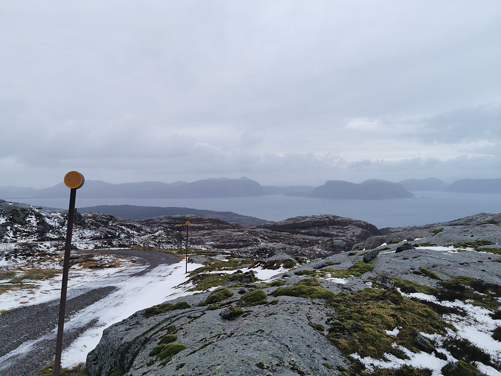 Litt snø og is på  toppen av Brossviksåta