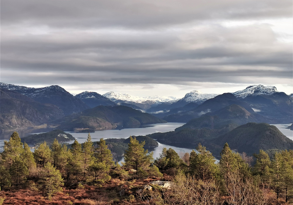 Ifrå høgre bakerst i bildet Blånipa 1021, Midbønipa 970 og Lassenipa 1024 moh Flora/Kinn 