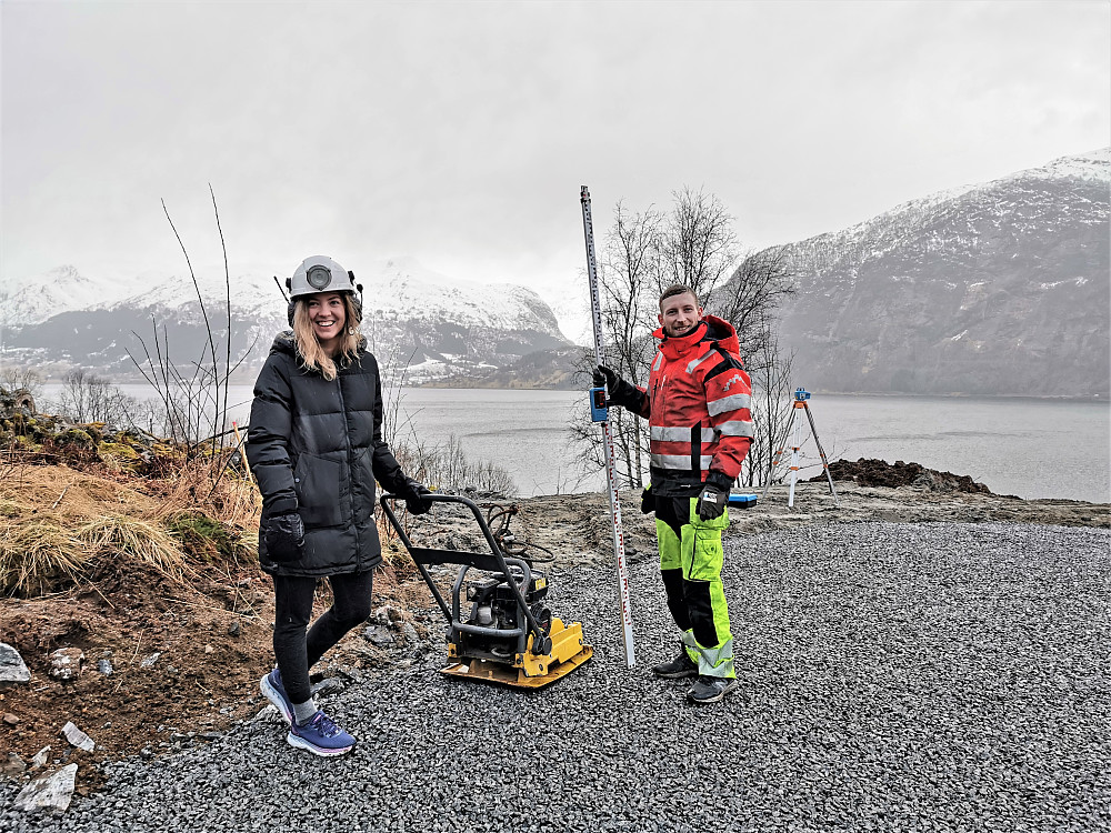 To hærlege unger er Miriam og Espen i fin driv på tomta :) Ekstra stas er det at Espen har gravd ut tomta, men også i regi av Jostein Sunde 