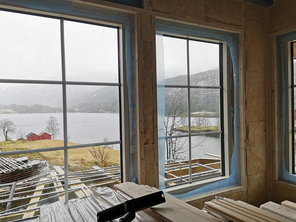 Innom Magnar løpsvenn i Solheimsdalen ved Norddalsfjorden for å sjå på husprosjektet hans. Samme byggeprosjekt ifrå Jølster Bygg 