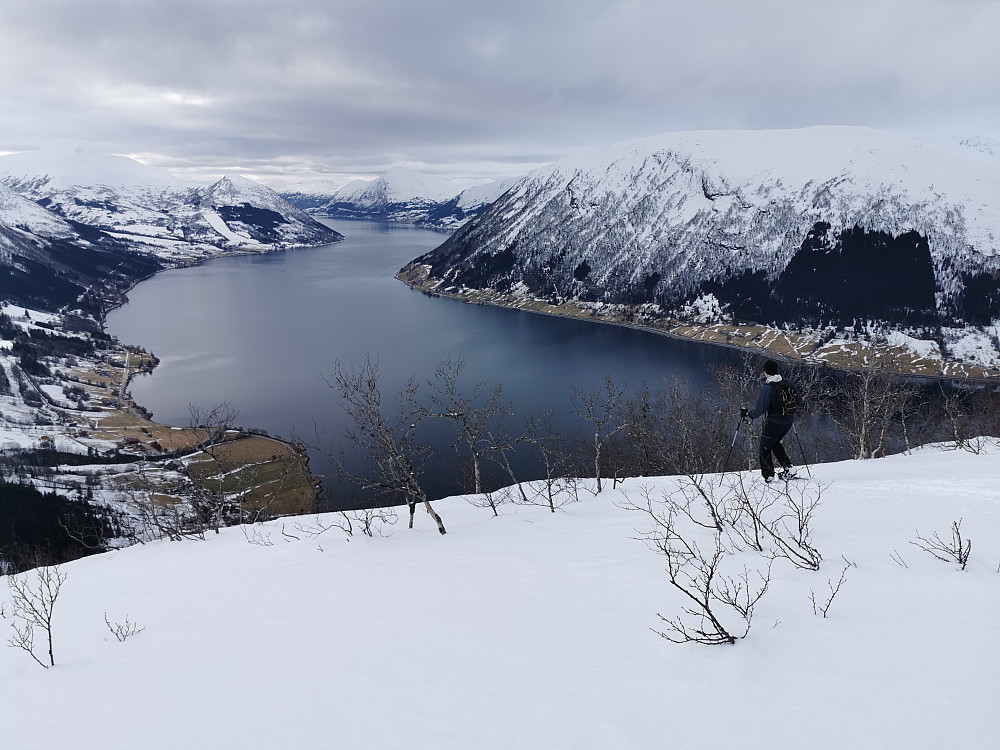 Fabelaktig utsikt også på heimtur over Jølstavatn & fjell mot Sanddalen og Vassenden