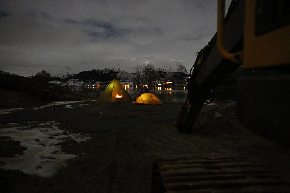 Første overnatting på tomta kjentest berre fint i telt! For å kunne kjenne på den gode følelsen til naturen i dette området!