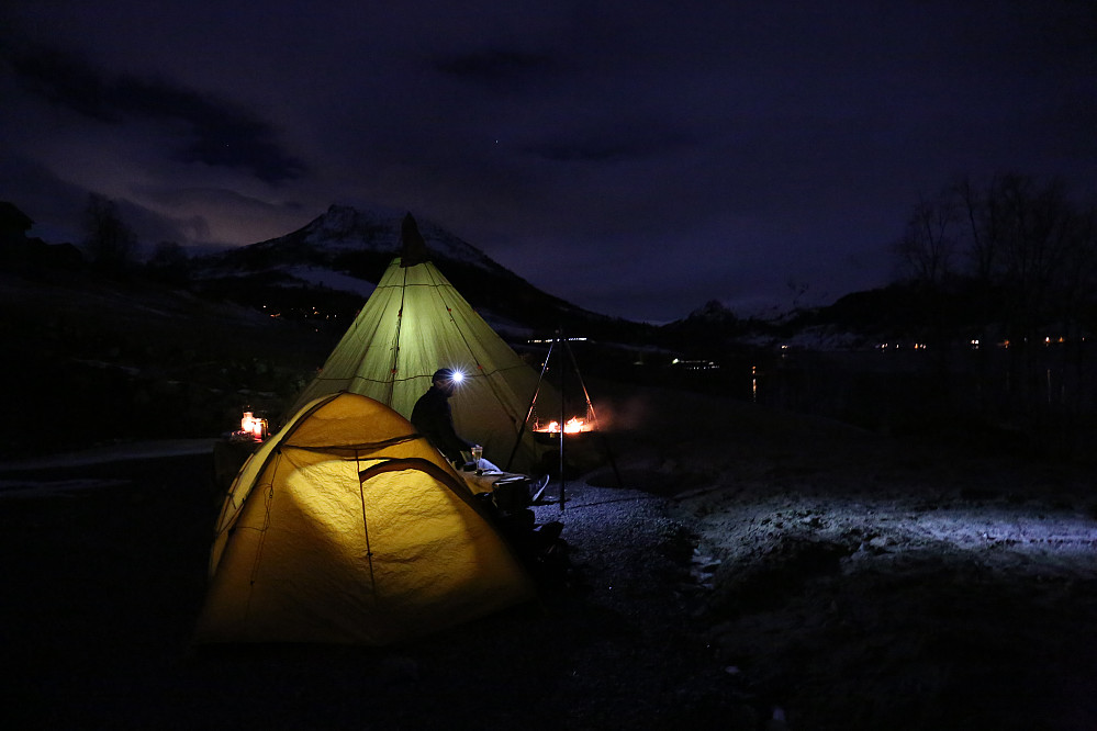Lys bakom Klauva 847 moh ifrå Bjørkelia skisenter på Vassenden, Jølstravatnet og Ålhus.