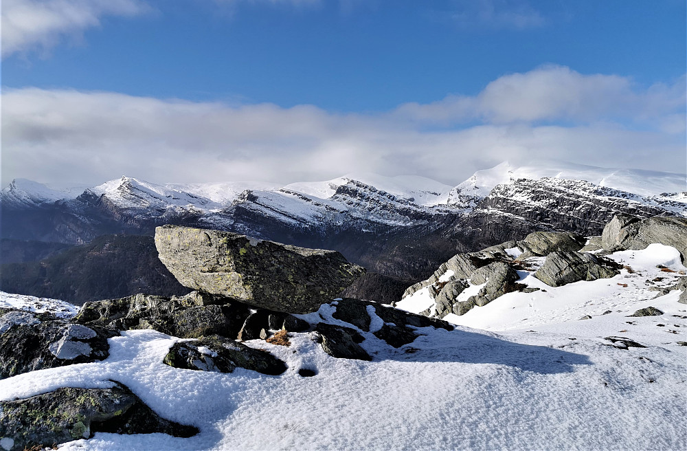 Alltid like fascinert av fjella og legdene i dette området! Kontrastane kjem så ekstra godt fram med snøen.