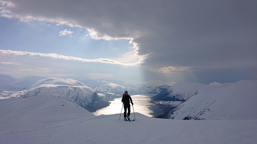 Fantastisk lys over Jølstravatnet og nedover Jølstrabygda. Rakk toppen med sol over fjelltoppane! Foto Brit Siv F