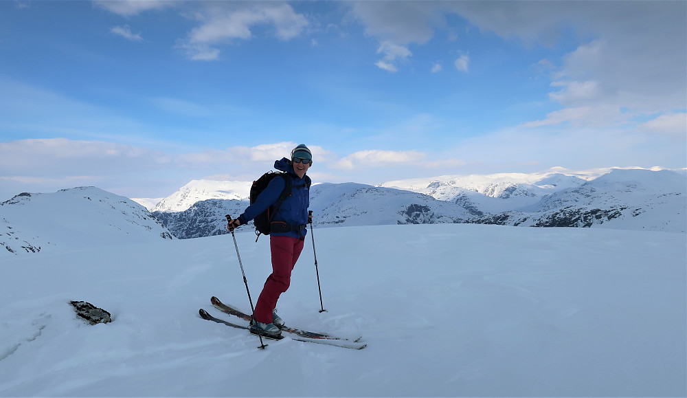 Sterk kuling i kasta på toppen av Blåfjellet 1086 moh Snønipa 1827 moh å skue bakerst i bildet 