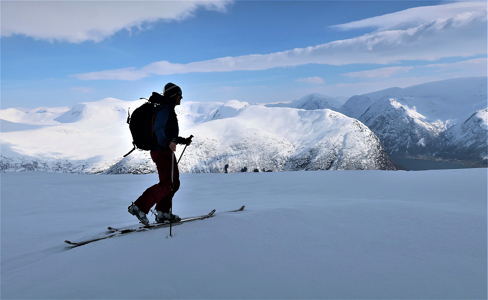 Flott utsikt mot fjella ved Kjøsnesfjorden og mot Grovabreen ifrå toppen av Blåfjellet 1086 