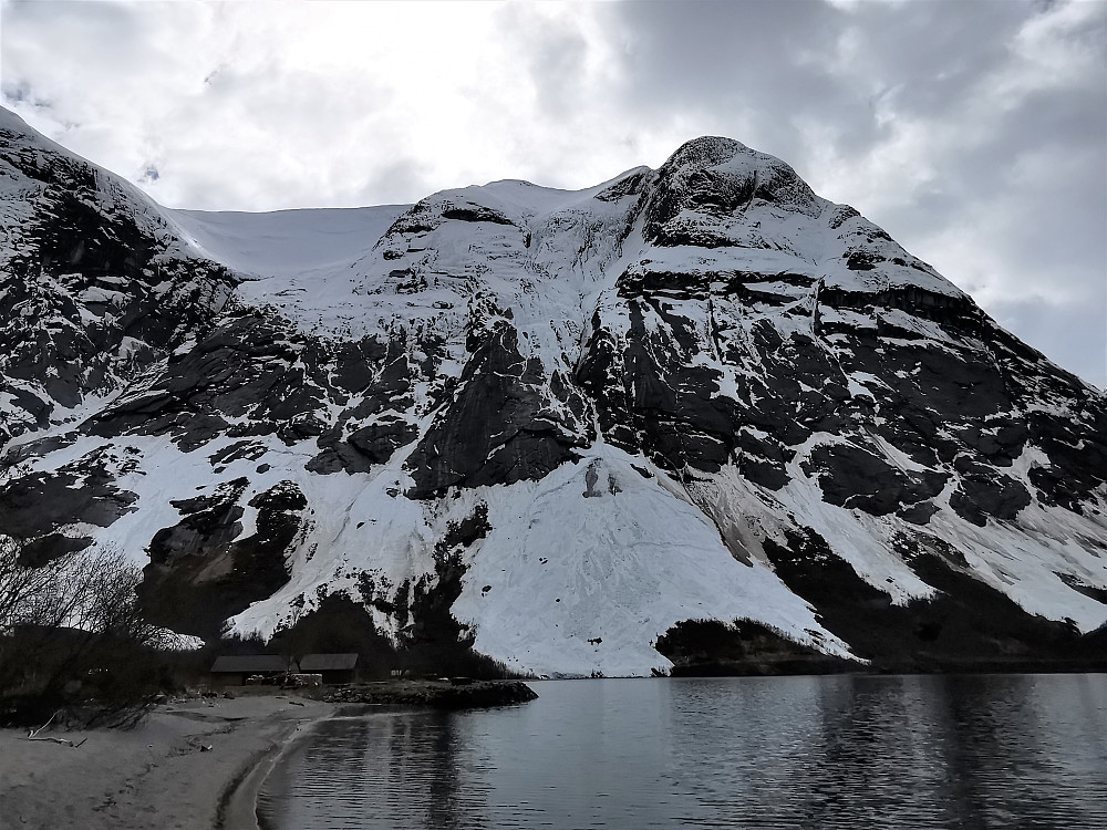 Ein rask stopp i Kjøsnesfjorden/Jølster mot Sygnesandsnipa 1548 moh Dei nydeligaste kontraster i fjellet med snøen og rasa! 