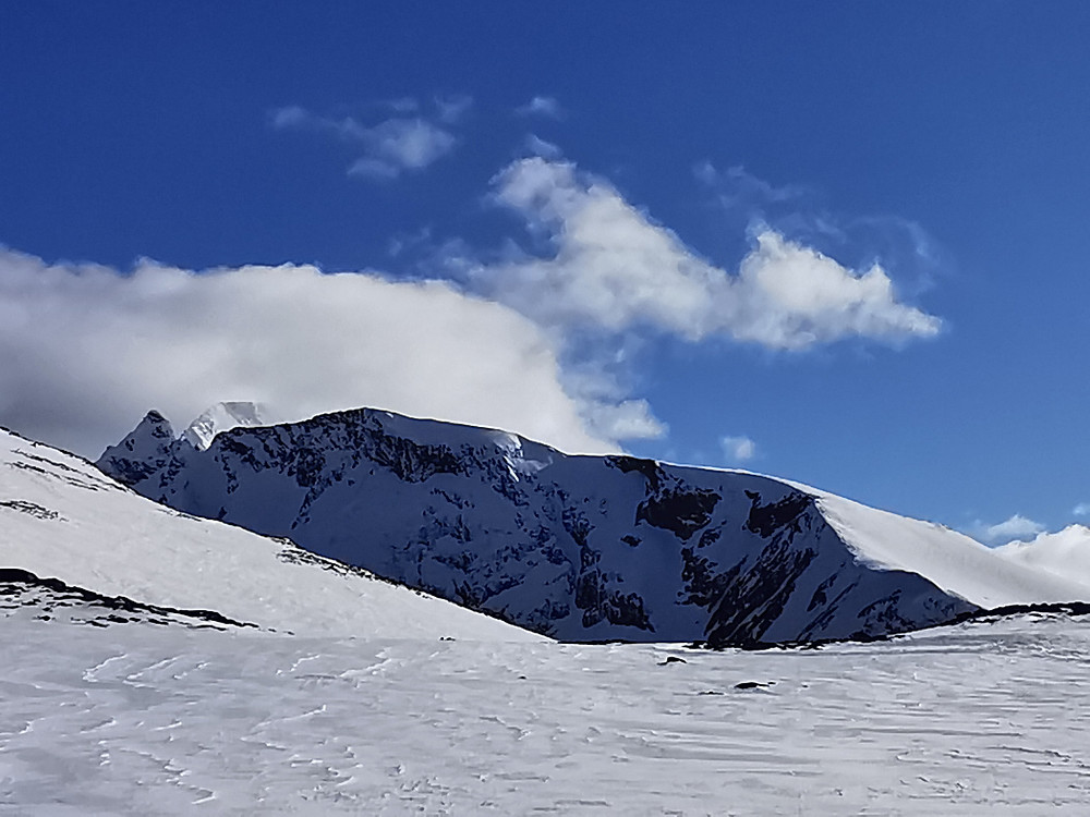 Ifrå Dyrhaugsryggen 2085 moh mot Lauvnostinden og Soleibotntinden