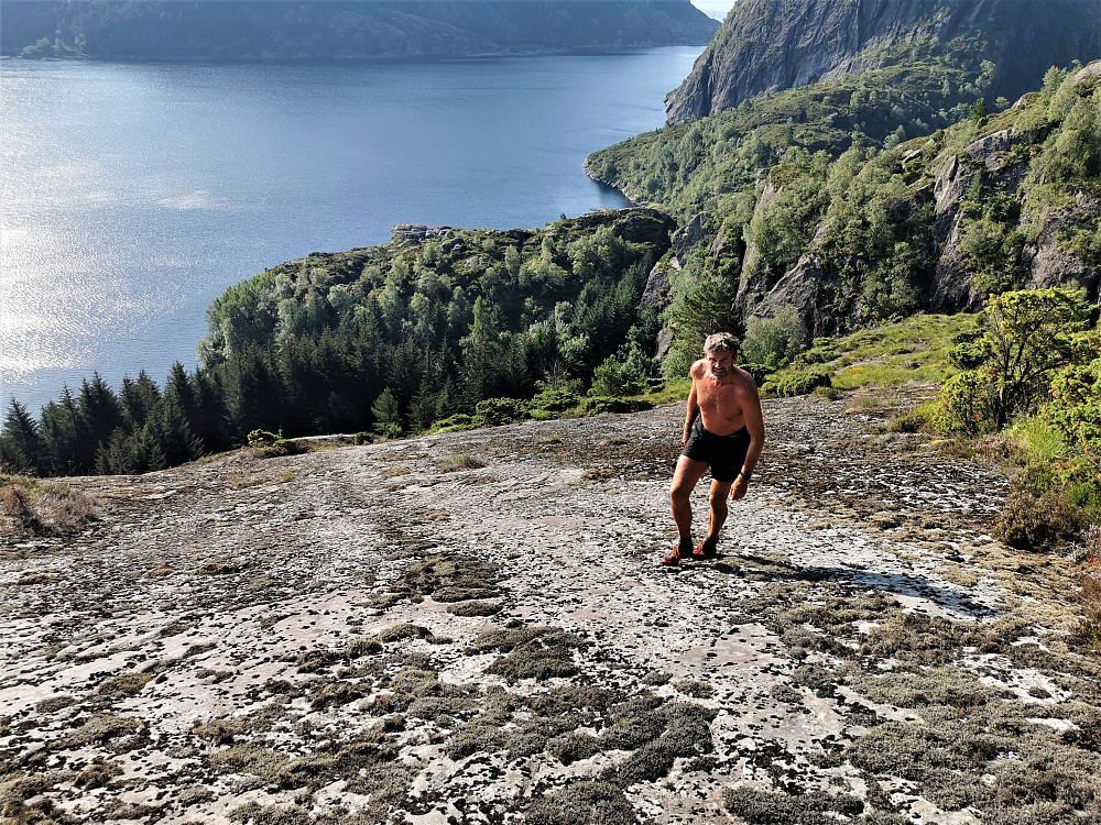 Fascinerande terreng på øya Skorpa