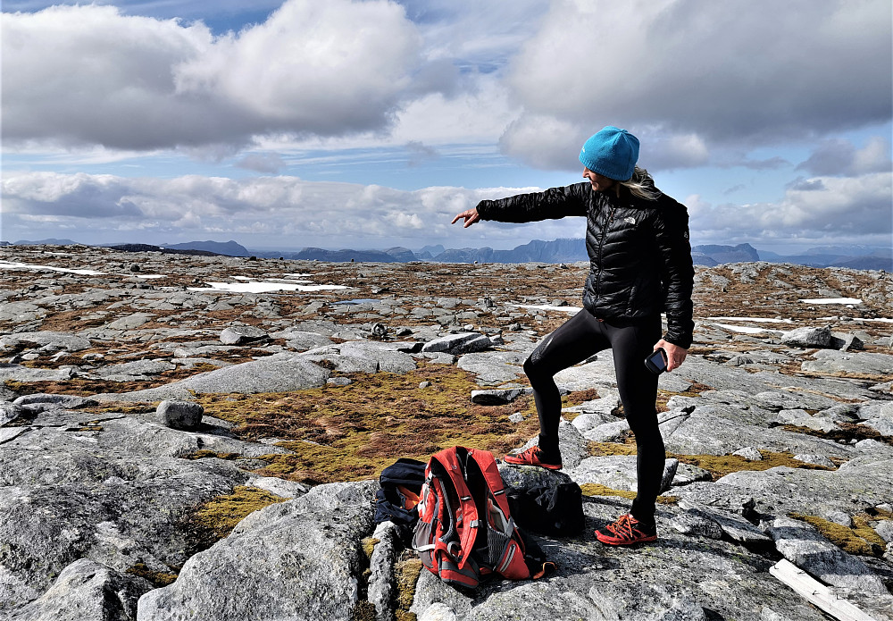 På toppen av Stølsfjellet 670 moh er det jo alltid stas å sjå det daglige majestetiske "barndomsfjellet" Alden eller Den norske hest som ligg i Askvoll kommune - Sogn & Fjordane/Vestland 