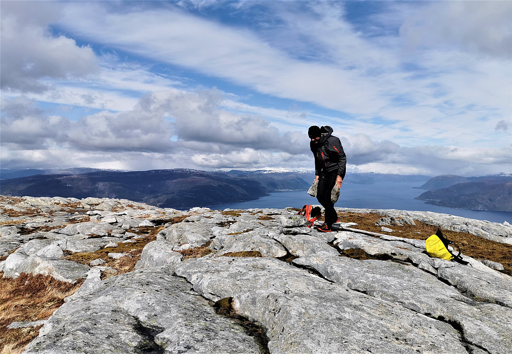 På toppen av Stølsfjellet 670 moh og ingen varde! La ned ein liten markering. 