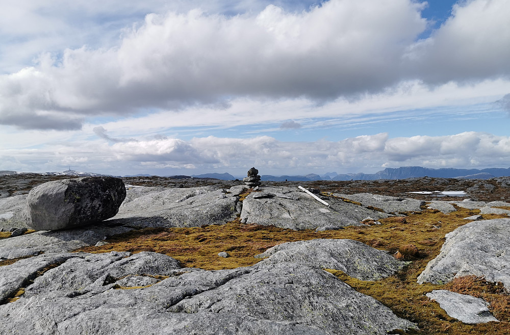 På toppen av Stølsfjellet 670 moh og ingen varde! La ned ein liten markering. 