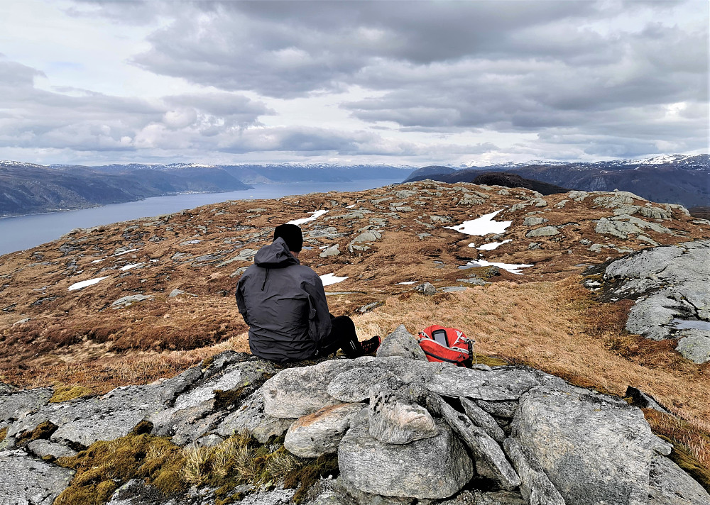 På toppen av Bårdfjellet 585,3 moh mot den lågere toppen 579 moh