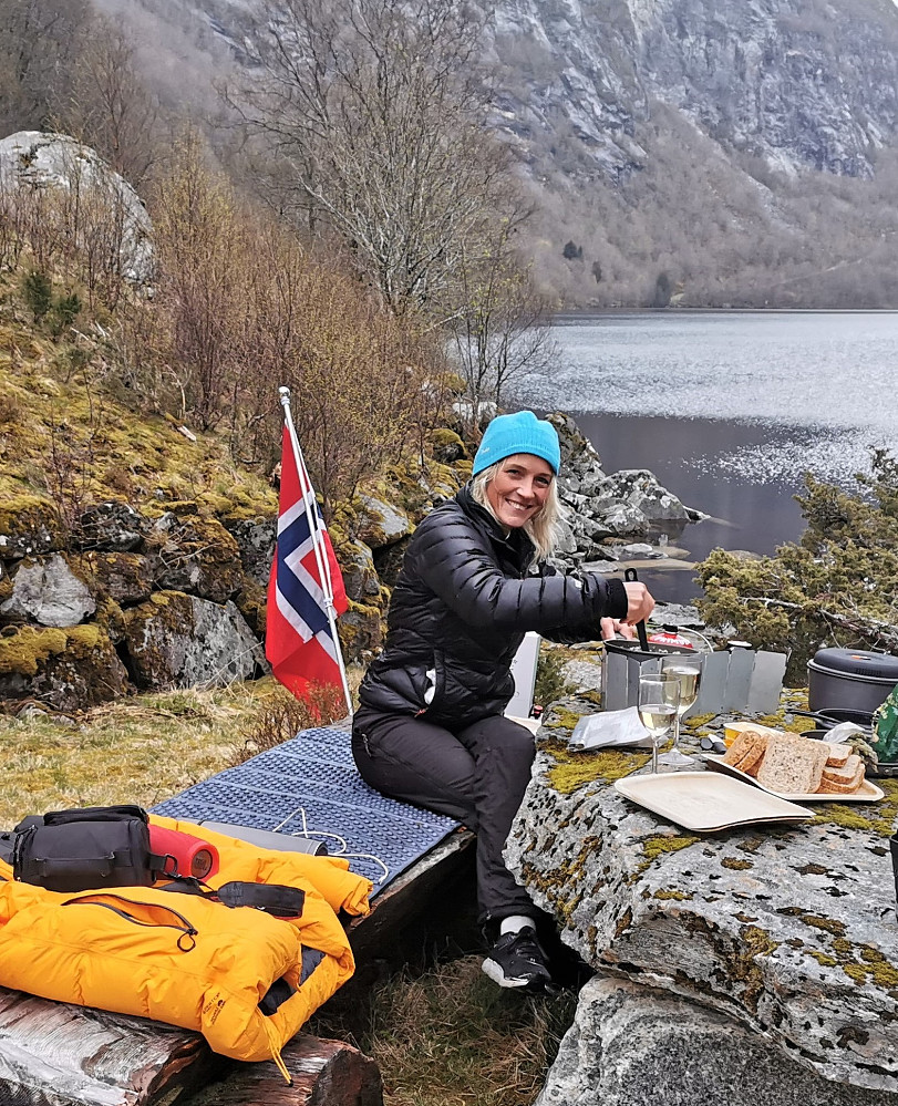 Og fint er det å kokkelere til kveldinga i fredelige omgivelser! 
