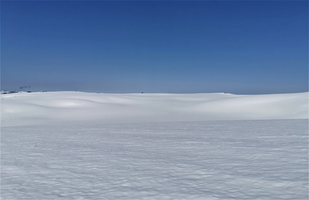 Ein liten markant trekant er Lodalskåpa 2083 moh i dei langdryge is og snøslettene på Jostedalsbreen 