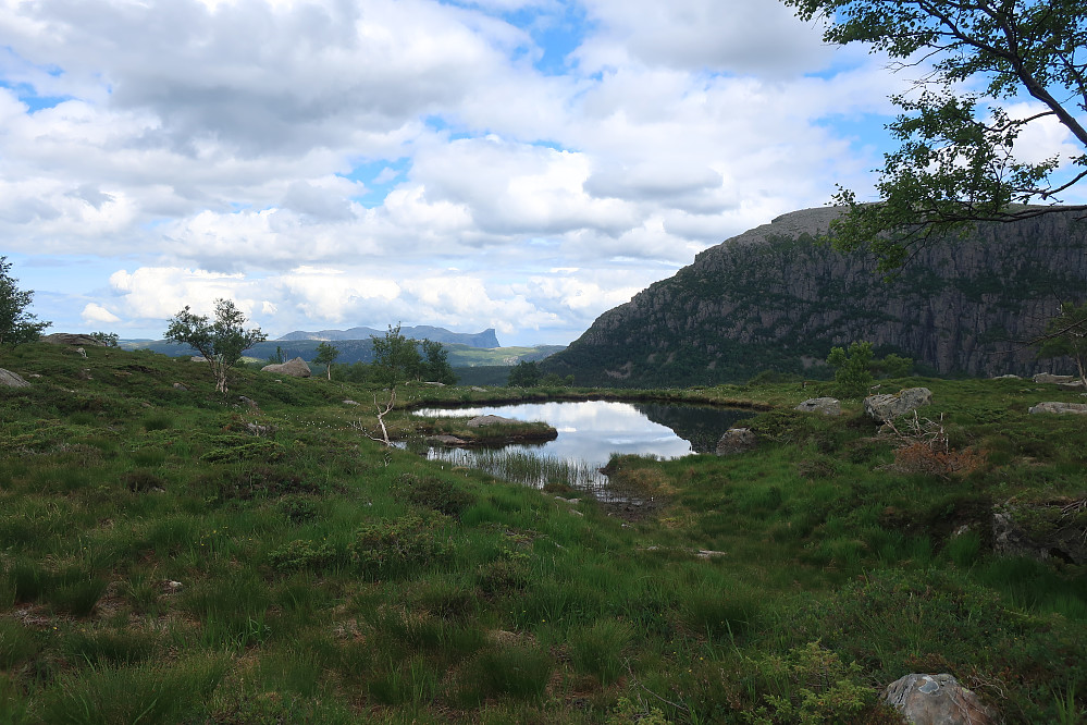 Den markante Hornelen 860 moh er å skue der bakerst i bildet! Som også er tenkt inngrep med bolta klatreruter/Via ferrata for å tilfredstille menneskets kjedsomheit for å oppleve nye ekstreme opplevelser og ikkje minst kapital