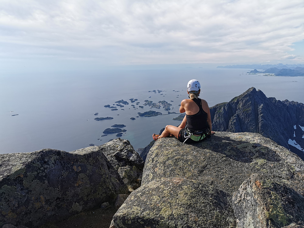 Ifrå toppen mot Kvanndalstinden 818 og ned mot Henningsvær