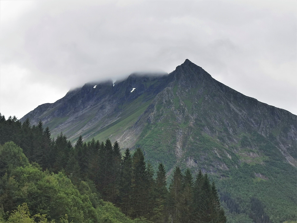 Vassdalstinden med skoddehatten på. 