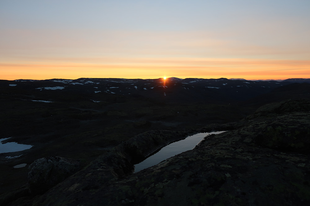 Hærleg å rekke solnedgangen på siste toppen Øst for Bjordalsnosi 1647 