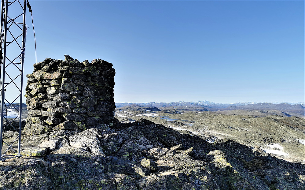 Vindstille og solvarmt ifrå toppen av Raudbergnuten 1819 moh /Raudebergskarvet. Ein grensetopp til tre kommuner; Ål, Hemsedal & Lærdal