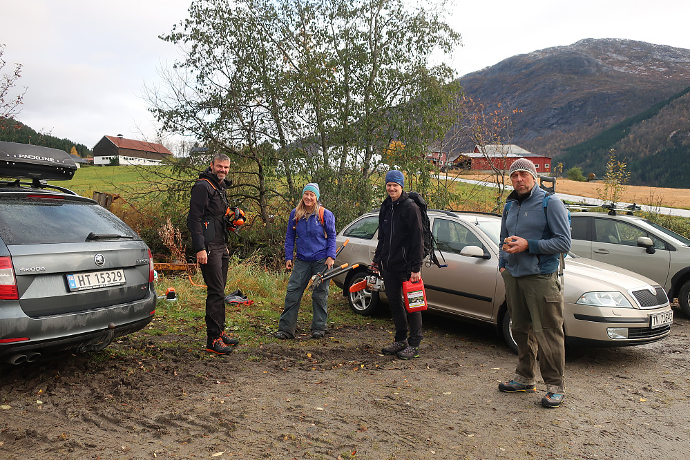 Ein fin dugnadsgjeng klar på parkeringa til Uppstunet på Eikås