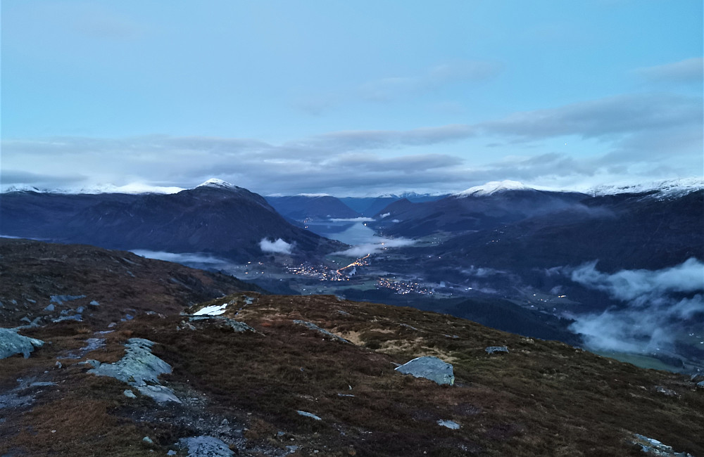 Mørkner fort etter jobb no! Stille og fint på toppen!