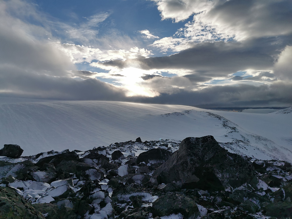 Sterk kuling og det er eit lekkert syn innover Jostedalsbreen! Fascinerende å studere snøen som fosser i vinden over brekrumminga! Her kunne eg sitte å nyte det finaste synet i lange tider! Skiftet i lyset og elemnta som vekslar lynraskt i den sterke vinden! 