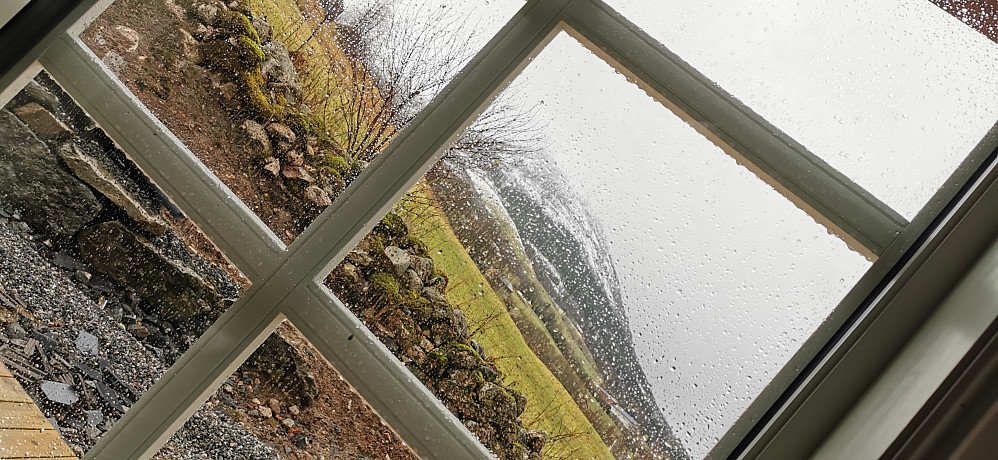Ein kveldstur oppom huset i Sanddalen med skue mot Klauva 847 og Sanddalsfjellet 1191 /Steinegga som ligg like ved til venstre i bildet og som ikkje visast på bildet.
