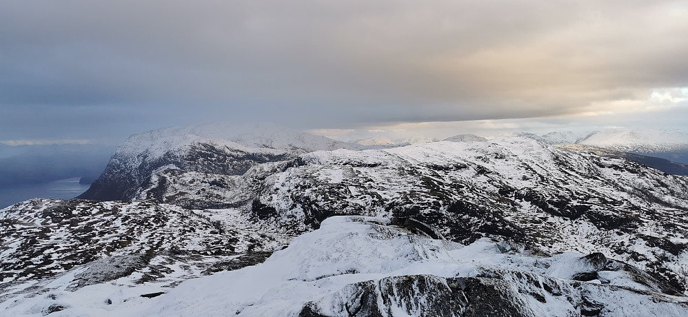 Ifrå toppen av Indre Hennesvartegga 862 /Eid mot neste topp og fjellmål Saulaksla 900 moh /Stryn 