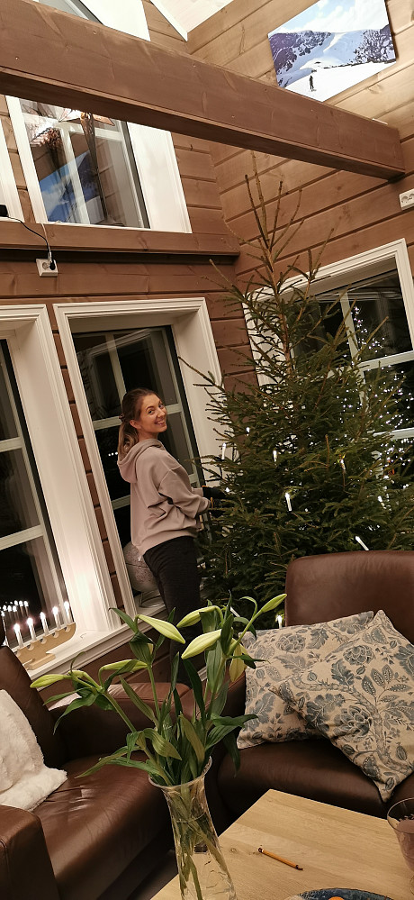 Miriam i fin juletrepynting