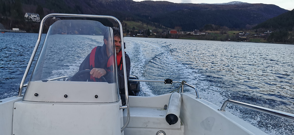 Inge bak roret ifrå Eivindvik over Gulafjorden til Klokkeid