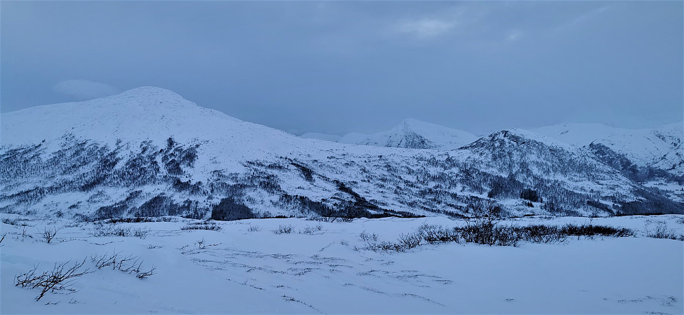 Ifrå Knebben 1100 moh mot Klauva 847 og Sanddalsfjellet 1193 moh 