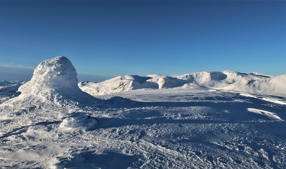 Ifrå toppen av Vesle Jukleeggi mot eit nydelig fjellmassiv Store Jukleeggi 1844 & Høgeloft 1920 