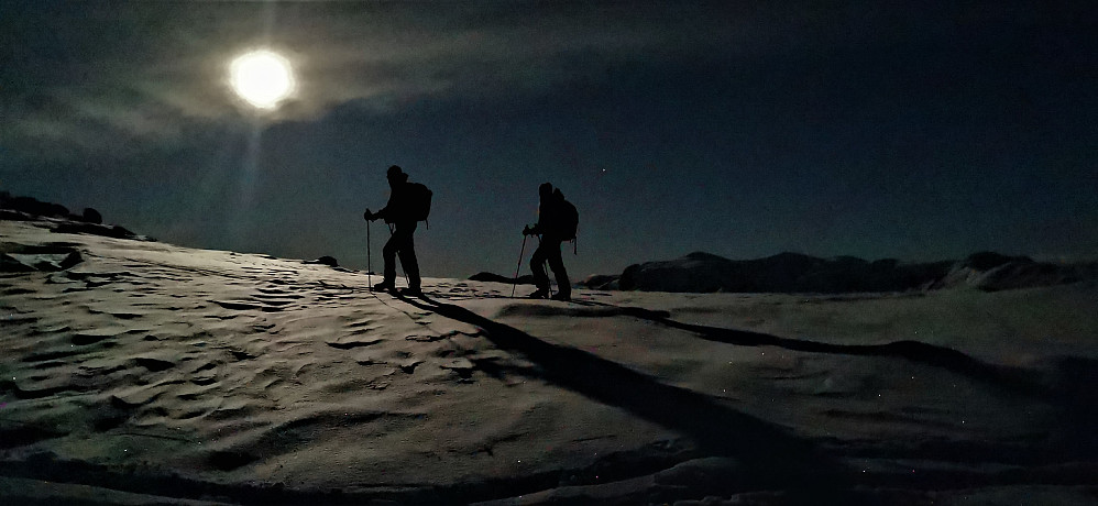 Stille og vakkert med ein fullmåne på Jølsters vakre billedlige Isdronning av N. Astrup. Blåfjellet 1086 moh