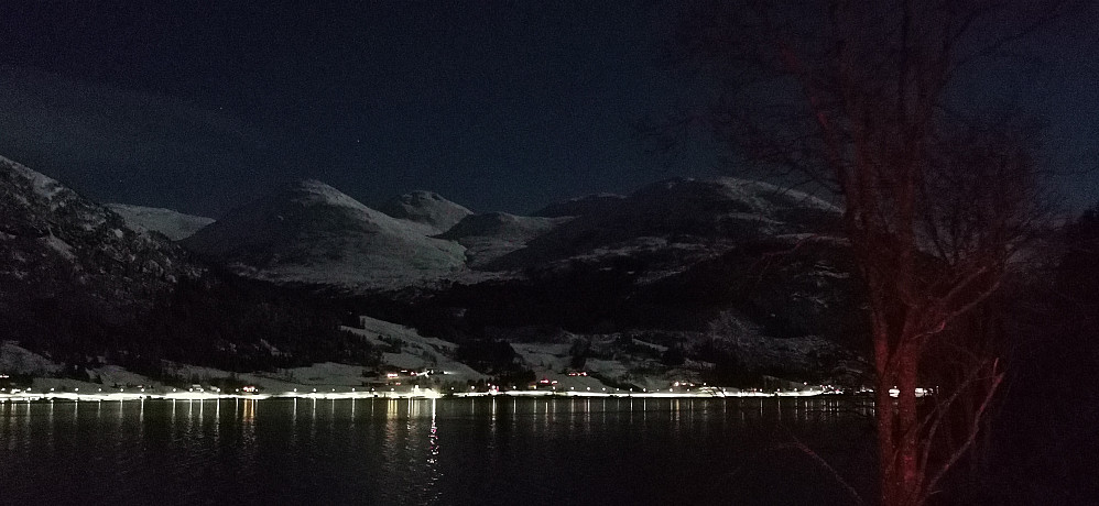 Tilbakeblikk på kveldens fine turmål Isdronninga til N. Astrup. Blåfjellet 1086 på nordsida av Jølstravatnet ved Helgheim.
