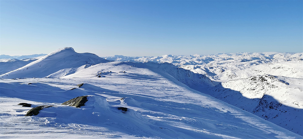 Ifrå toppen av Litlebottsegga 1345 mot Grønlifjellet 1385 moh 