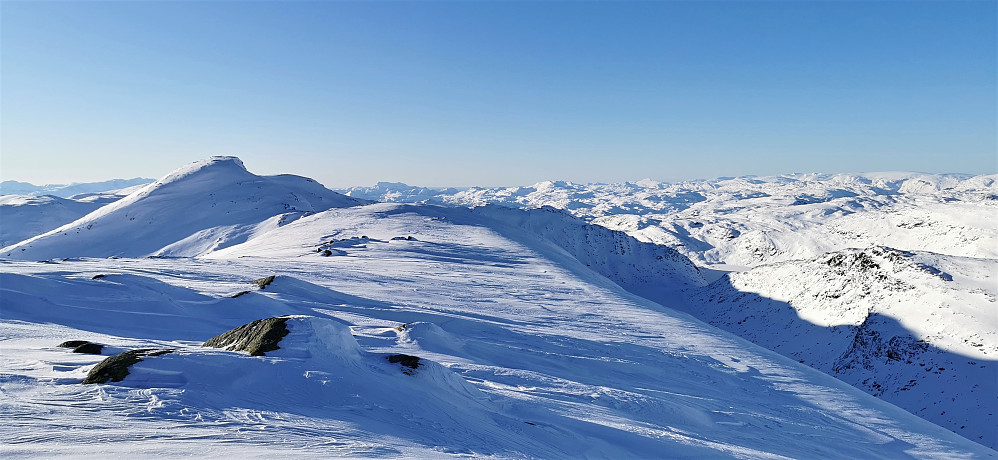 Ifrå toppen av Litlebottsegga 1345 mot Grønlifjellet 1385 moh 